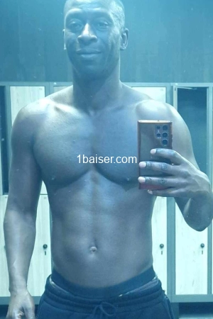 Escort Black chaud musclé