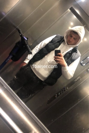 Jeune homme (boy), Escort Caen