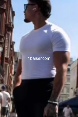 Bonjour tout le monde , Escort Jonzac