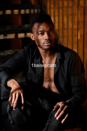 Un bel homme antillais bien bâti…!, Escort Ain