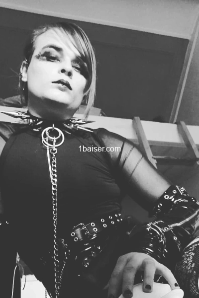 Chienne trans soumise qui veut se faire attacher, contact moi sur Telegram 