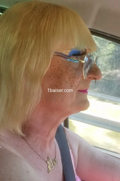 Lisa salope à enculer