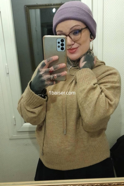 Fille italienne, cheveux rasés, beaucoup de courbes, et de tatouages!