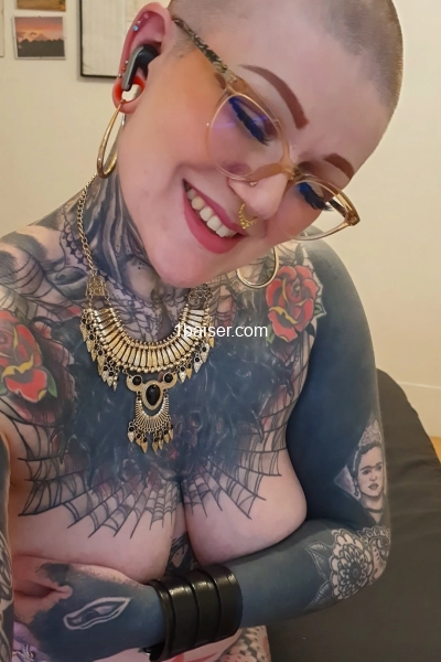 Fille italienne, cheveux rasés, beaucoup de courbes, et de tatouages!