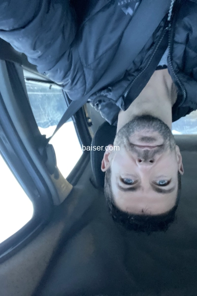 Votre Charmeur Personnel : Un Rendez-vous avec l’Élégance