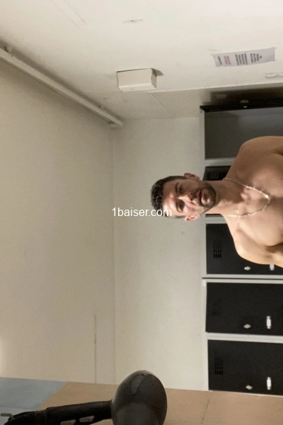 Votre Charmeur Personnel : Un Rendez-vous avec l’Élégance