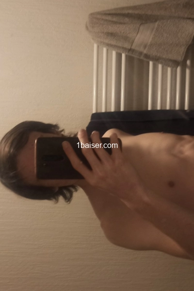 Jeune brun 18ans ouvert à tout 