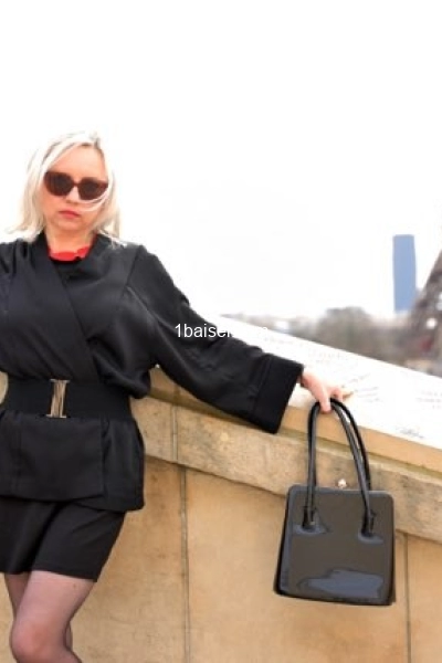 F bcbg et élégante sur Paris