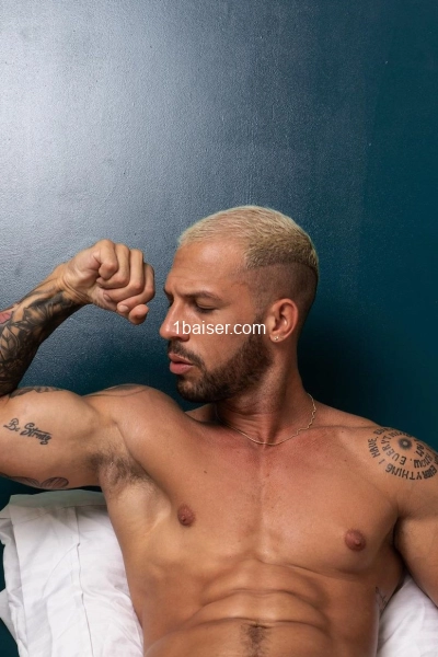 Key Colombian guy xxl — Escort Paris (1)