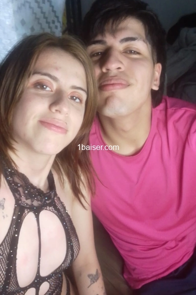 Pareja argentina haciendo contenido virtual