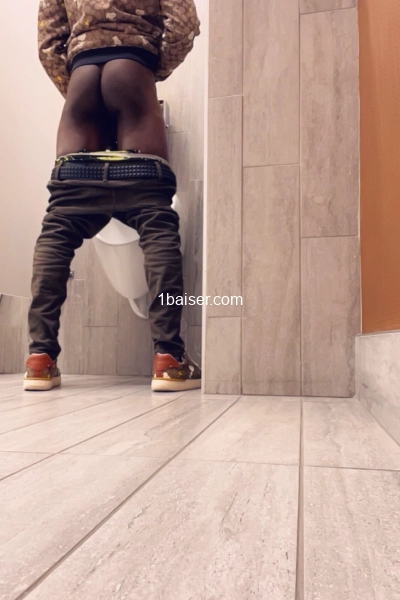Mec Black avec du bagage pour réaliser vos fantasmes — Escort Paris (1)
