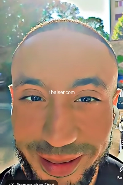 Homme sportif 32 ans tbm élégant 