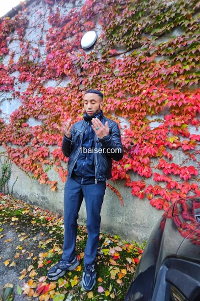 Homme sportif 32 ans tbm élégant 