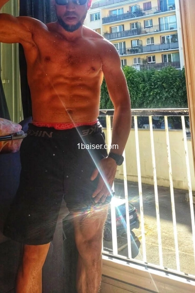 Homme sportif 32 ans tbm élégant 