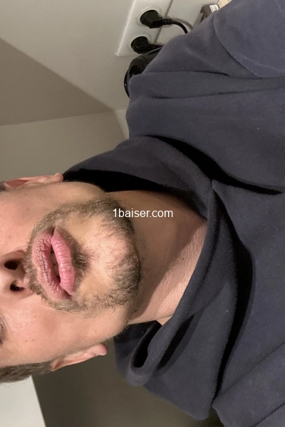 Cherche femme à qui je pourrais donner du plaisir et ce dont elle désir  — Escort Cannes (1)