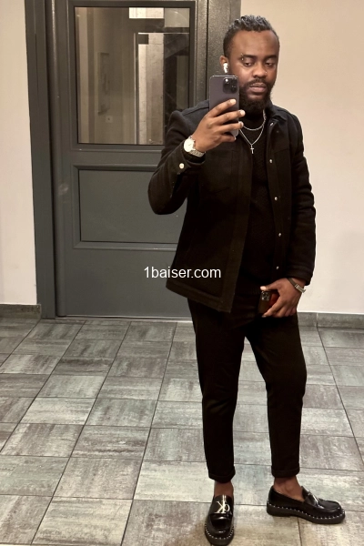 Black  — Escort Essonne (1)