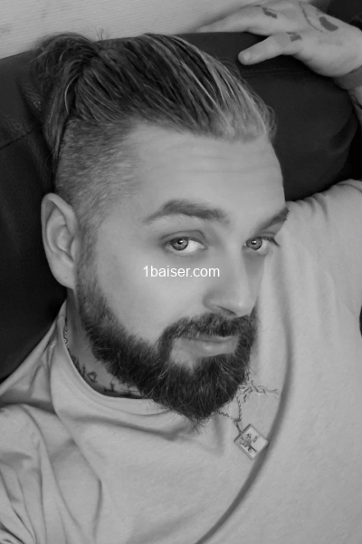 Uhtred  — Escort Indre (1)