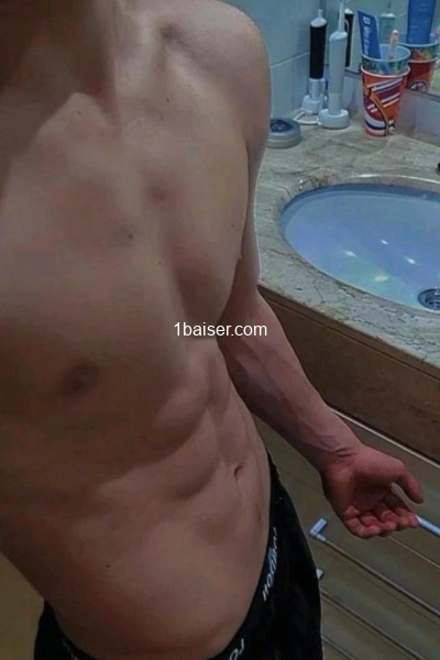 Petit soumis Gay qui cherche à se faire plaisir 18 ans — Escort Évry (1)