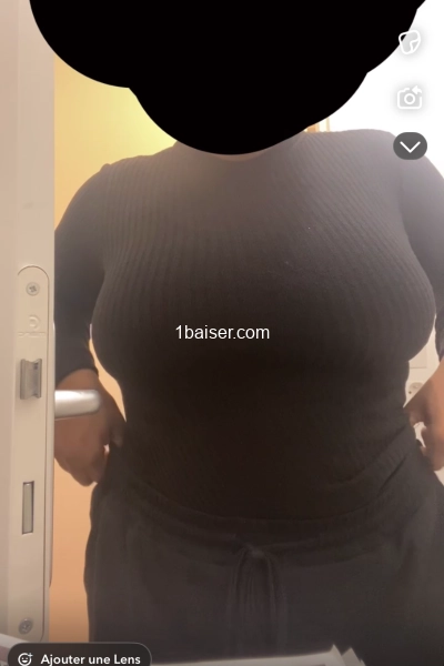 Jeune coquine cherche gros coquin