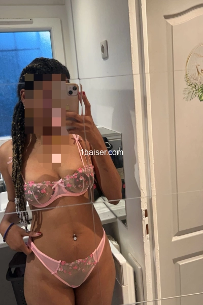 Latina aux courbes parfaites et au sourire éblouissant 
