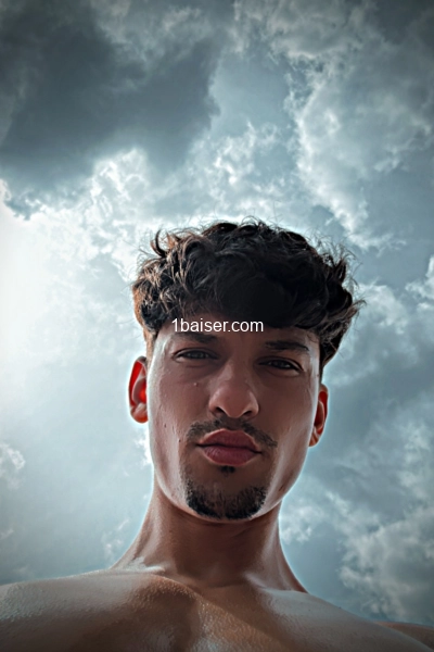 Reste proche si tu veux t’amuser.