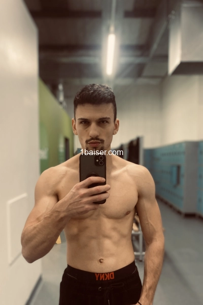 Reste proche si tu veux t’amuser.