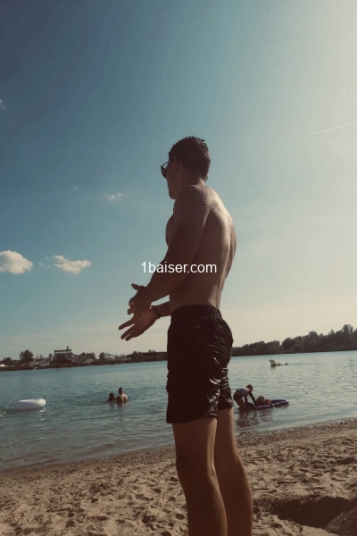 Reste proche si tu veux t’amuser.