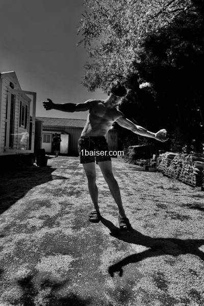 Reste proche si tu veux t’amuser.