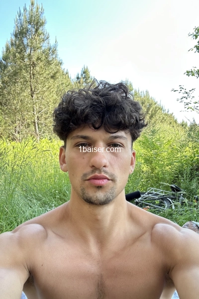 Reste proche si tu veux t’amuser.