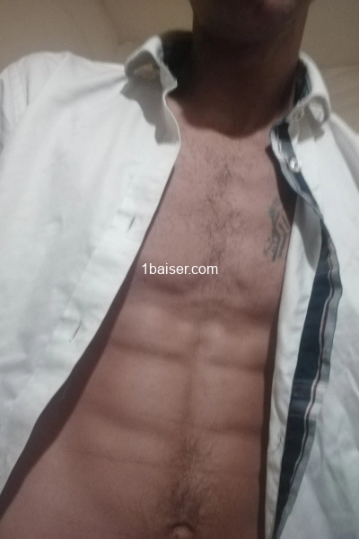 Jeune homme de 35 ans sportif courtois respectueux 