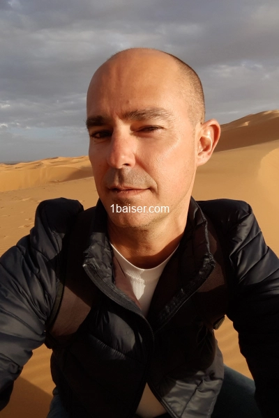 Accompagnement, voyage, bienveillance, masseur, discrétion, bcbg