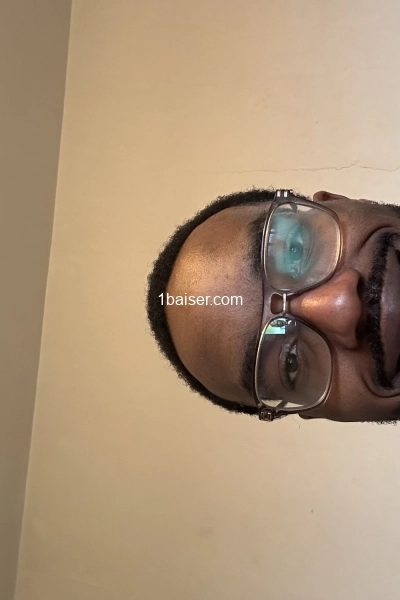 Disponible pour des rencontres discrètes, sensuelles et respectueuses