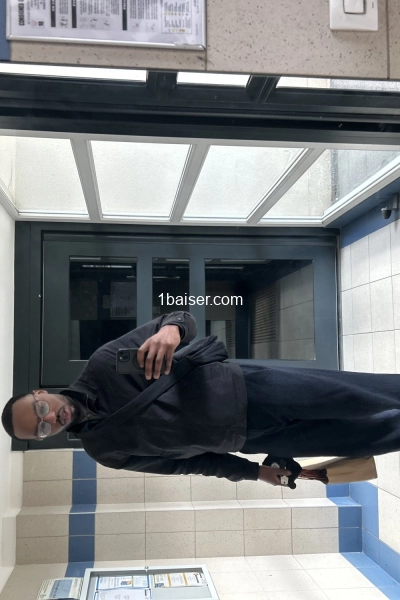 Disponible pour des rencontres discrètes, sensuelles et respectueuses