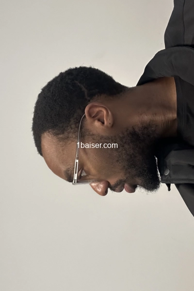 Disponible pour des rencontres discrètes, sensuelles et respectueuses