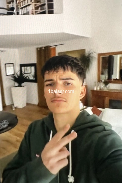 Jeune homme en recherche de belles bites