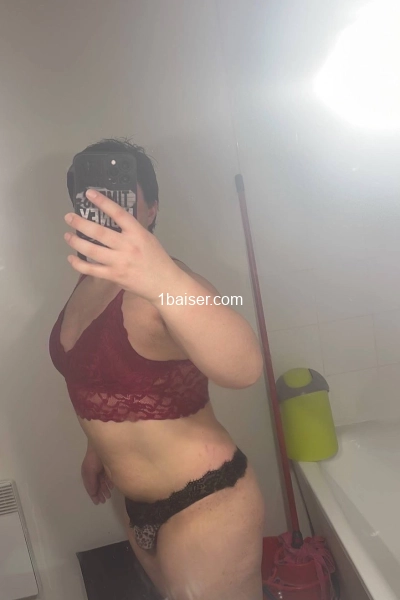 Sissy Inès Pour Vous Servir