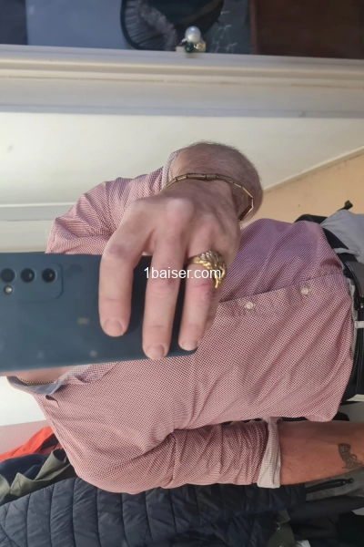 Élégant jeune homme pour le plaisir de la gente féminine 