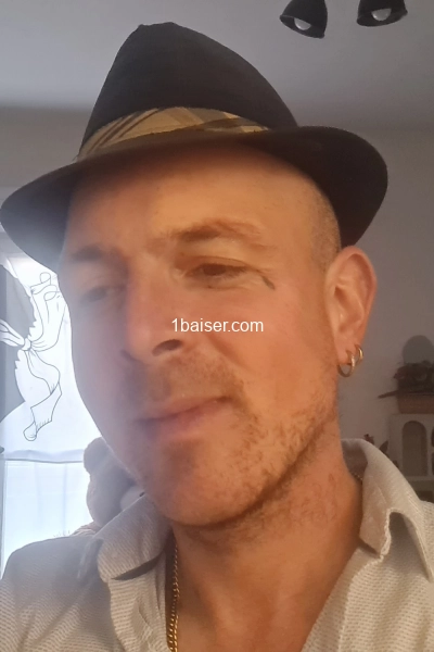 Élégant jeune homme pour le plaisir de la gente féminine 