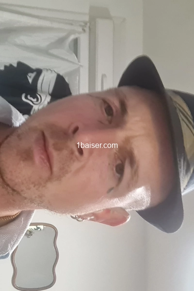 Élégant jeune homme pour le plaisir de la gente féminine 