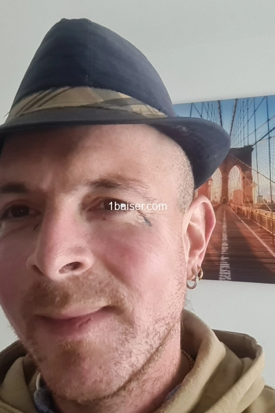 Élégant jeune homme pour le plaisir de la gente féminine 