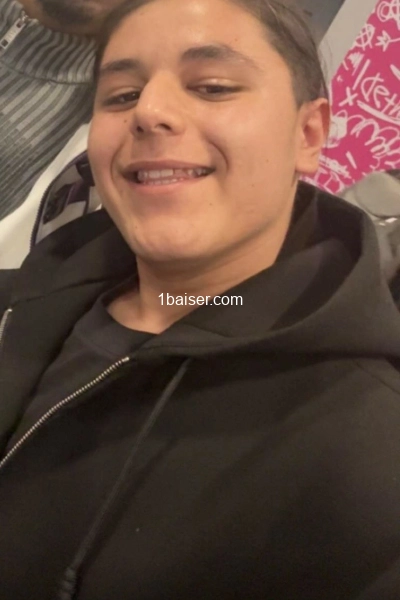 Jeune puseau veux essayer le sexe — Escort Sarcelles (1)