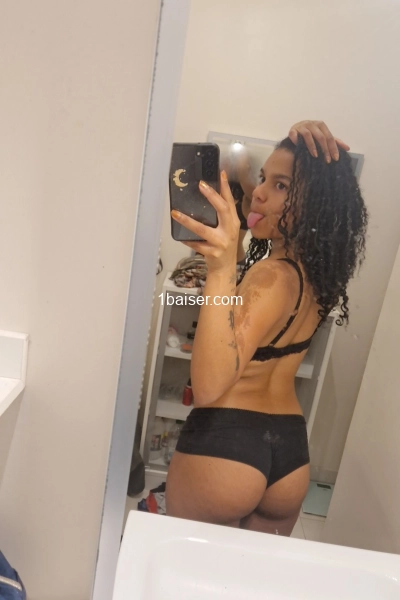 Charmante et délicate métisse 