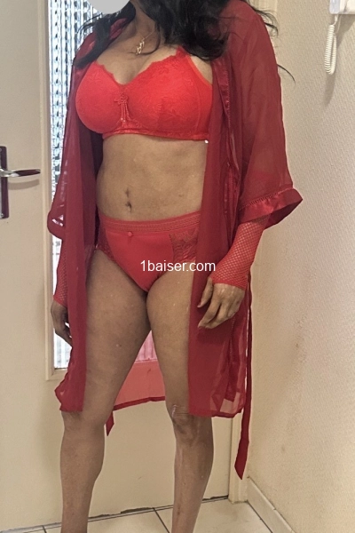 Femme Black mûre pour massages et détente.