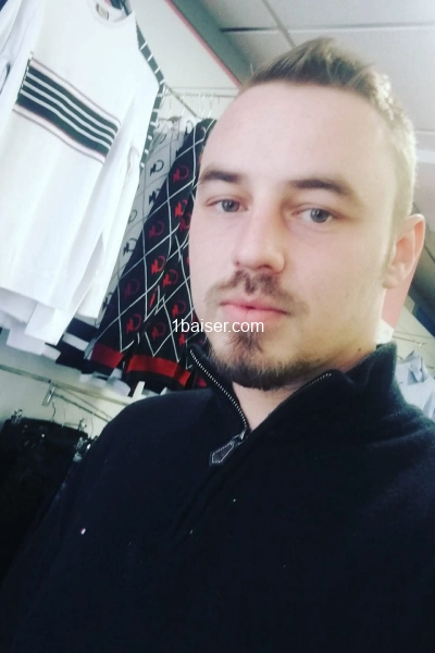 Jeune homme discret et tendre