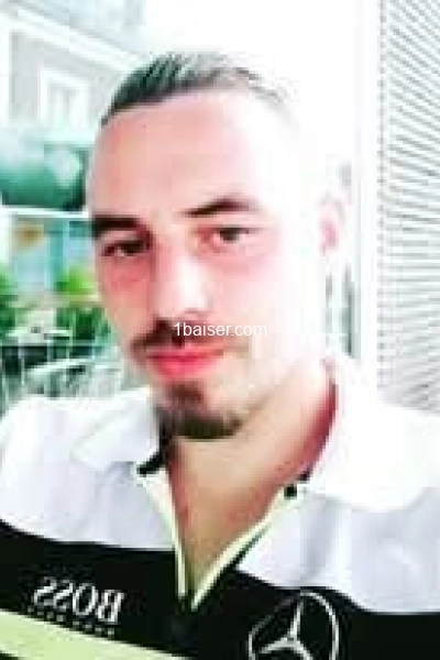 Jeune homme discret et tendre