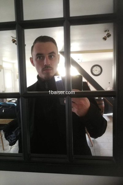 Jeune homme discret et tendre