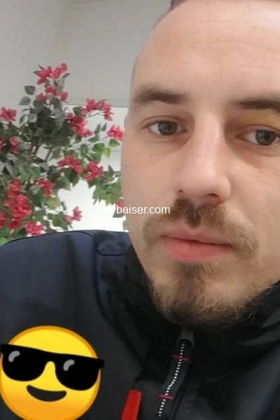 Jeune homme discret et tendre