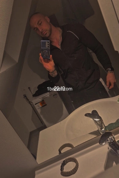 HOMME ELEGANT AGREABLE ET DROLE