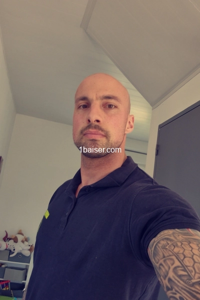 HOMME ELEGANT AGREABLE ET DROLE