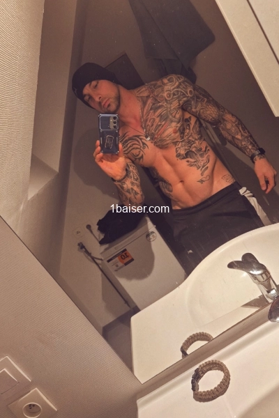 HOMME ELEGANT AGREABLE ET DROLE